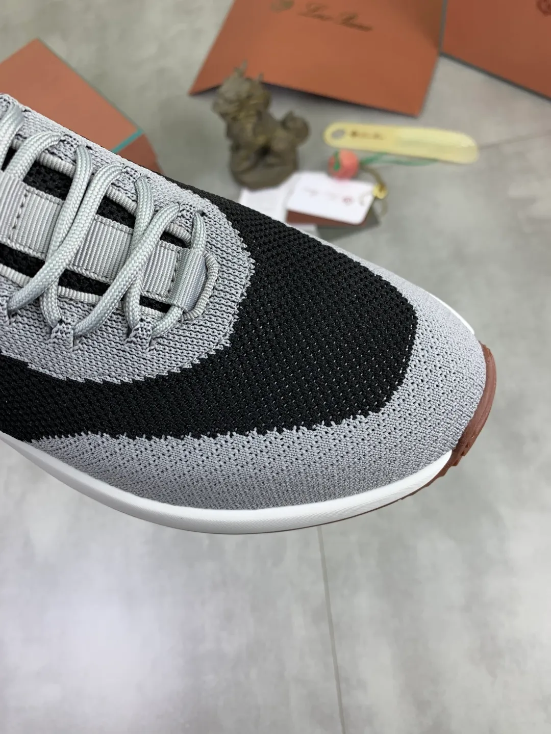 Men's men's shoes 💰P542 New style 💰High quality The latest casual shoes Loro Piana 💯Top grade💯Buy the original copy💯 Founded the existing Loro Piana company on April 24, 1924. The family has been operating for the sixth generation, providing top quality products to customers who are discerning in taste and quality. Imported original fly woven fabrics with cowhide fabric, plain calfskin lining, hand-stitched threads with cowhide feet, original packaging, high-end outsole, size: 38-46, multiple colors available, complete package
